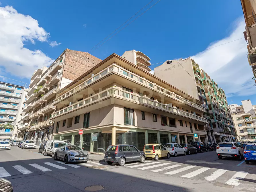 Immagine 37 di Locale commerciale in vendita  in Via Milano 85 a Catania