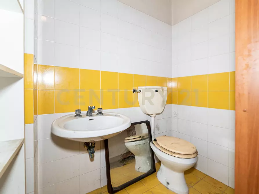 Immagine 12 di Locale commerciale in vendita  in Via Tripoli 185 a Aci Castello