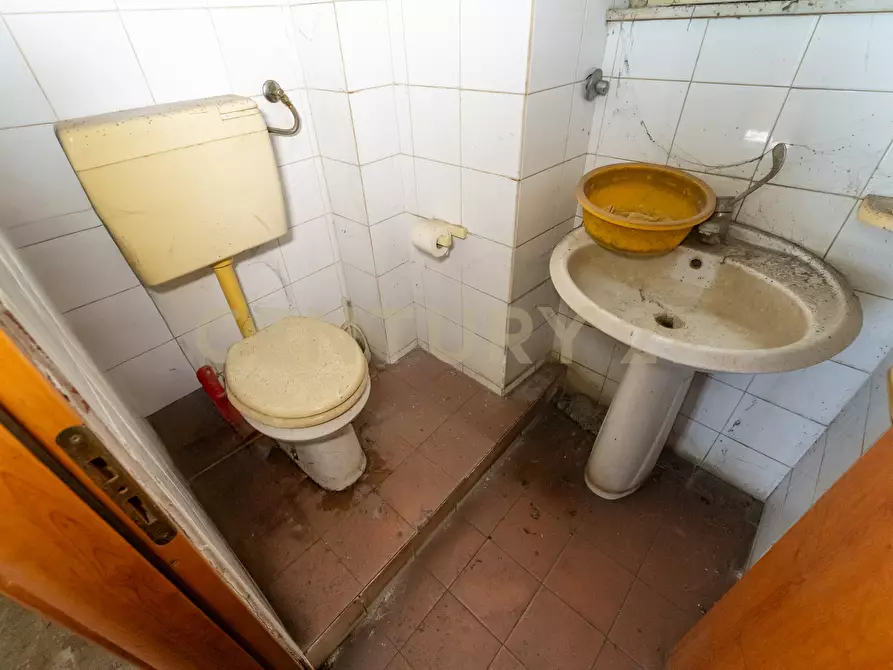 Immagine 20 di Locale commerciale in vendita  in Via del Bosco 107 a Catania