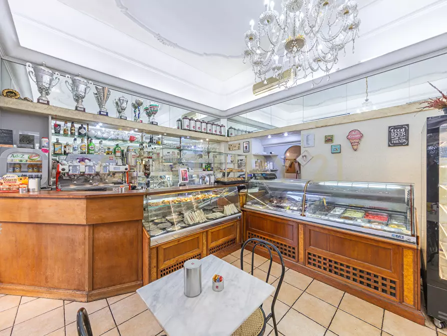 Immagine 4 di Quadrilocale in vendita  in Via Nemorense 26/28 a Roma