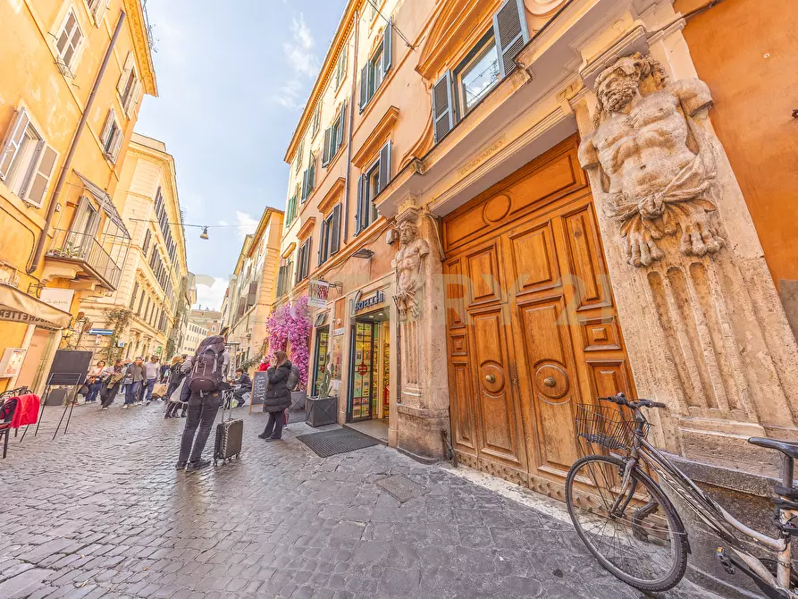 Immagine 65 di Pentalocale in vendita  in Via della Croce 71 a Roma