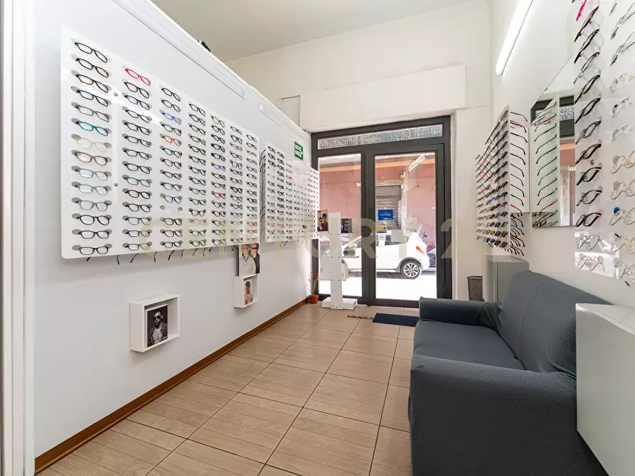 Immagine 19 di Locale commerciale in vendita  in Via Cibele 44 a Catania