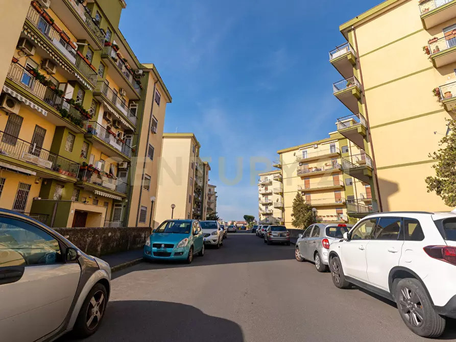 Immagine 3 di Pentalocale in vendita  in Via Fratelli Bandiera 13 a Gravina Di Catania