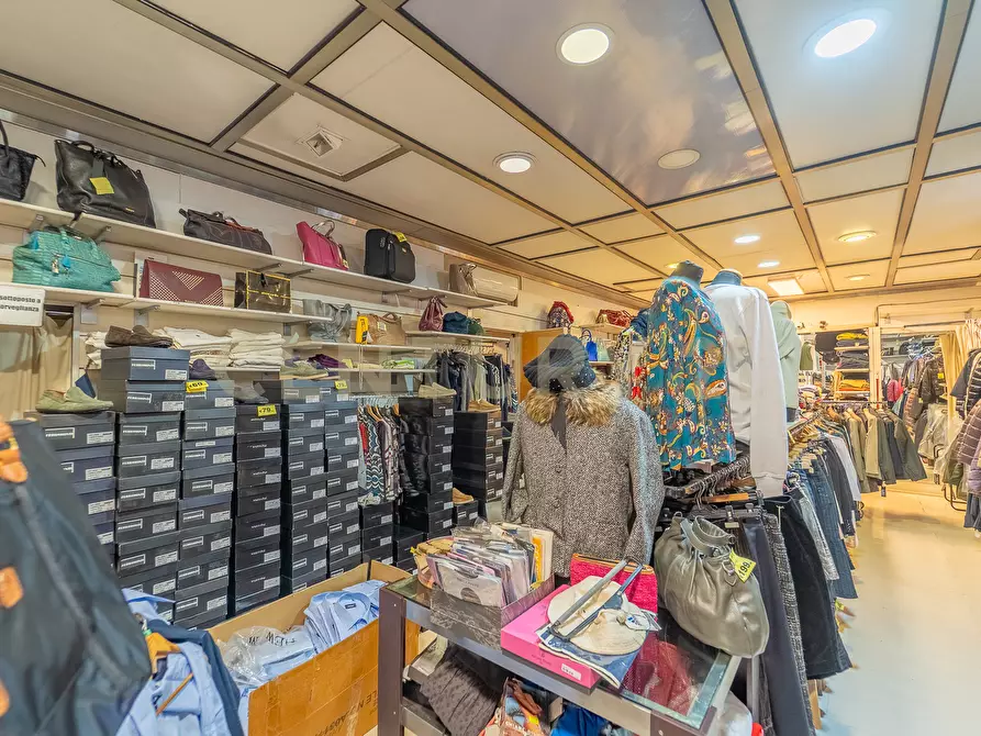 Immagine 23 di Attività commerciale in vendita  in Viale Liegi 49 a Roma