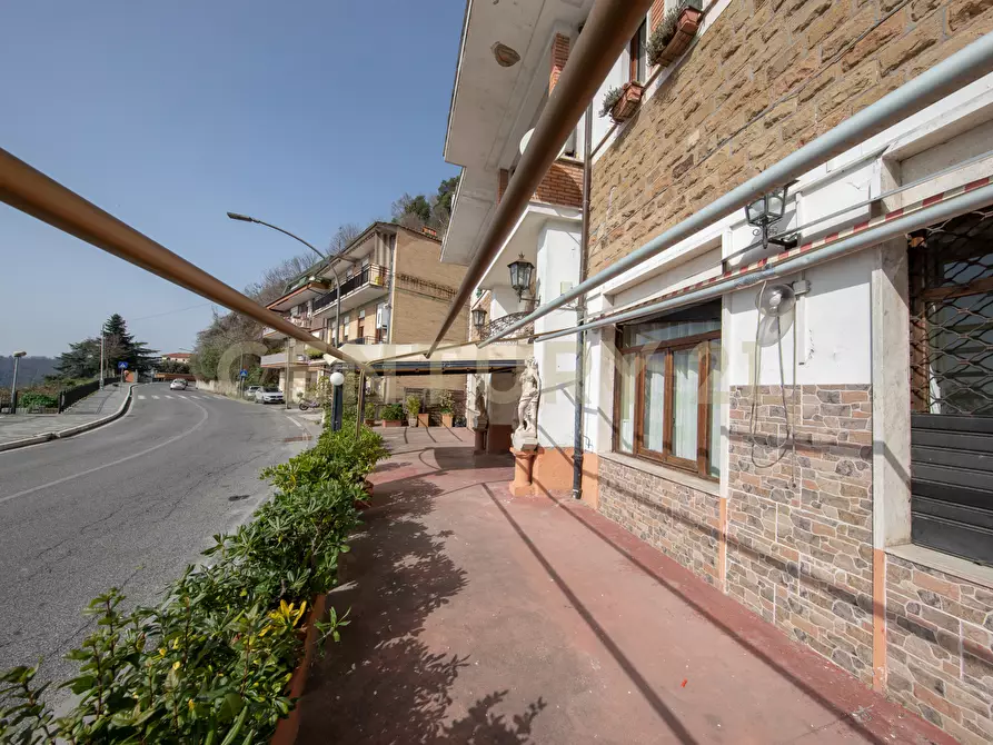 Immagine 44 di Locale commerciale in vendita  in Via Nemorense 19 a Nemi