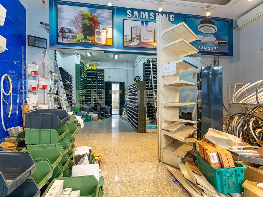 Immagine 4 di Locale commerciale in vendita  in Via Firenze 205 a Aci Castello