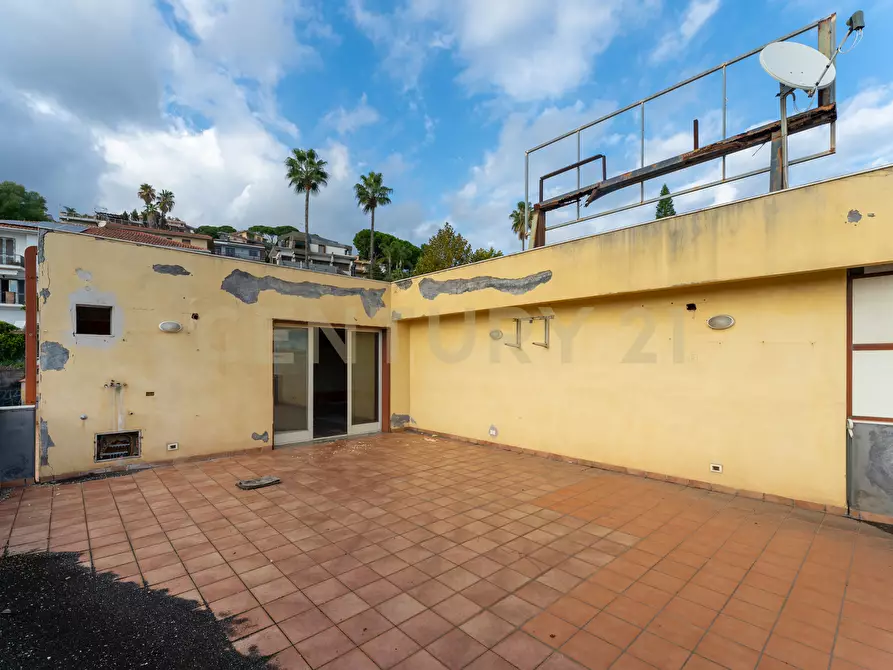 Immagine 36 di Showroom in vendita  in Via delle Scuole 1 a Aci Castello