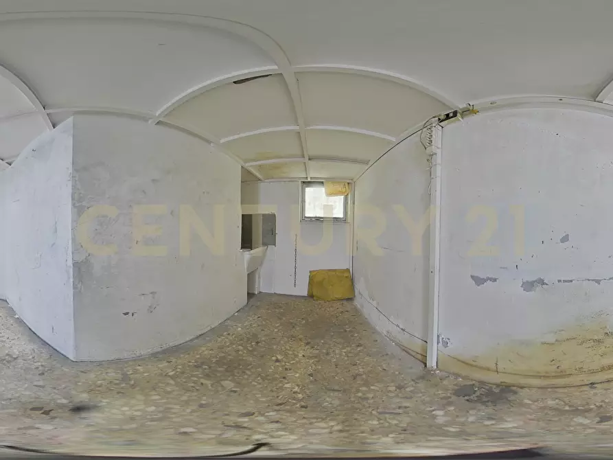 Immagine 29 di Locale commerciale in vendita  in Via Bronte 2l a Catania