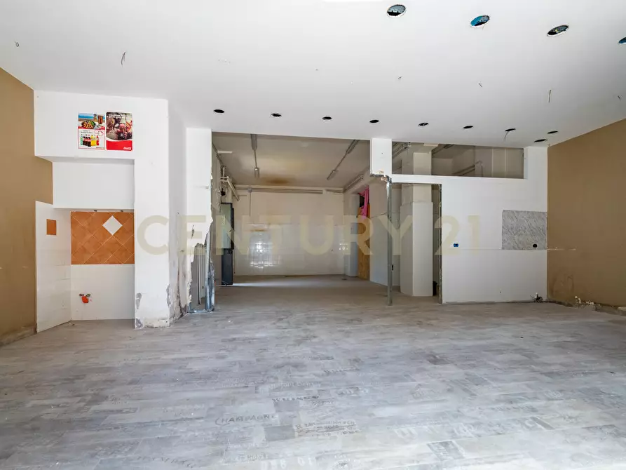 Immagine 4 di Locale commerciale in vendita  in Via Tiziano 10 a Gravina Di Catania