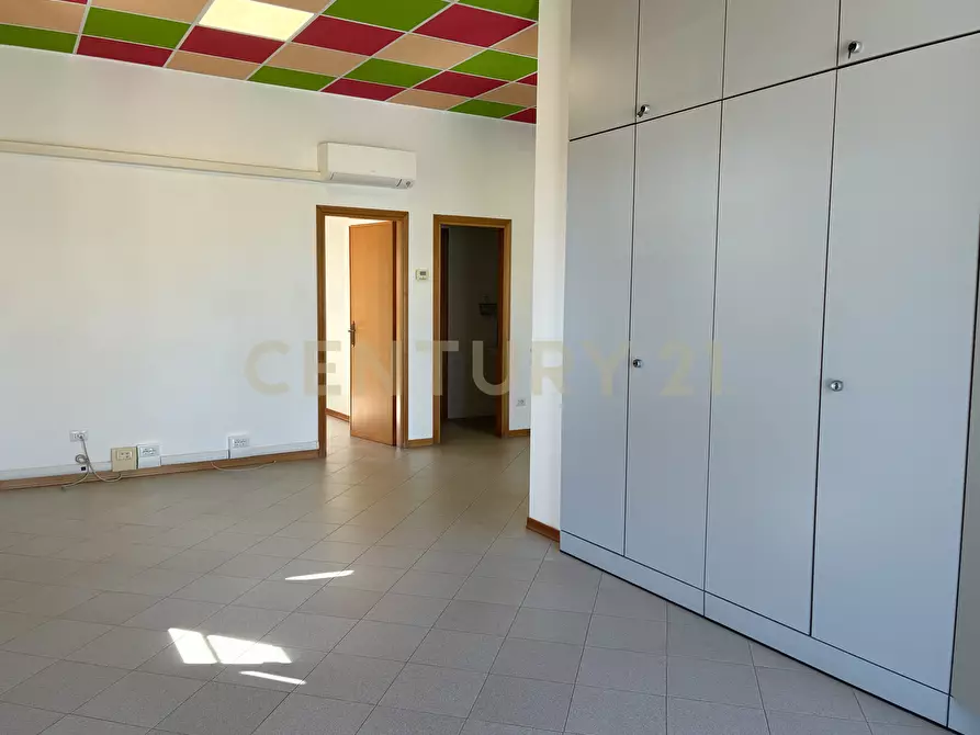 Immagine 7 di Locale commerciale in vendita  in Via della Pace 50 a Orbetello