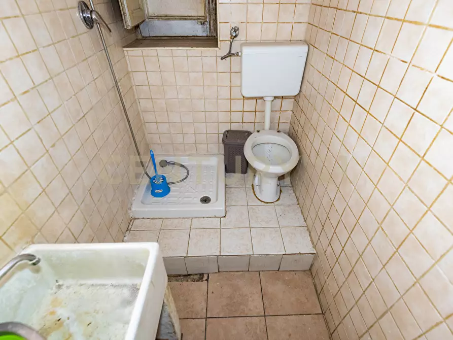 Immagine 33 di Locale commerciale in vendita  in Via Giacomo Leopardi 127 a Catania