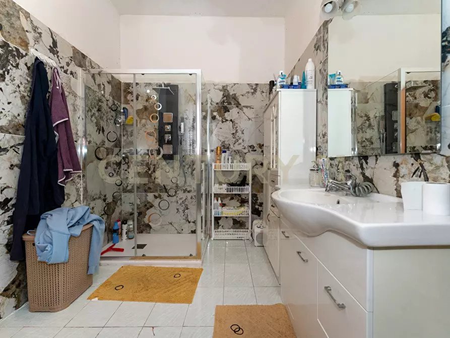 Immagine 27 di Pentalocale in vendita  in Via Antonio de Curtis 27 a Misterbianco