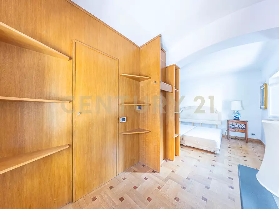 Immagine 60 di Pentalocale in vendita  in Via della Croce 71 a Roma