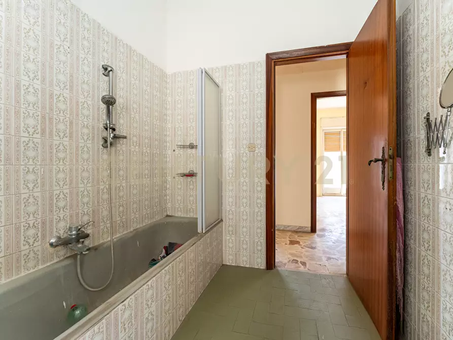 Immagine 27 di Pentalocale in vendita  in Via Carnazza 2 a Tremestieri Etneo