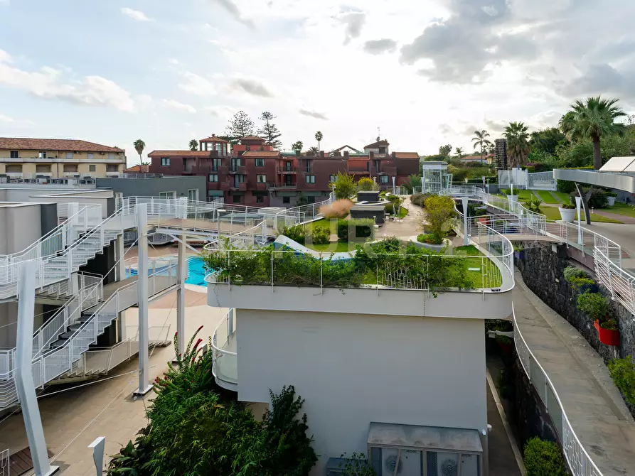 Immagine 39 di Showroom in vendita  in Via delle Scuole 1 a Aci Castello