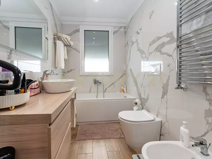 Immagine 14 di Pentalocale in vendita  in Via Lo Jacono Francesco 53 a Sant'agata Li Battiati