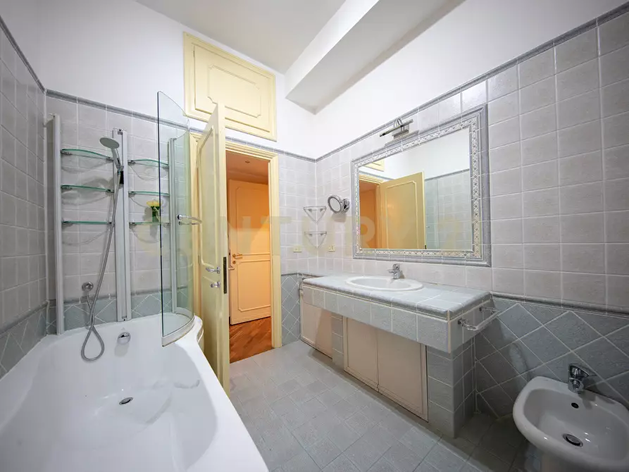 Immagine 26 di Trilocale in vendita  in Via Bevagna 56 a Roma