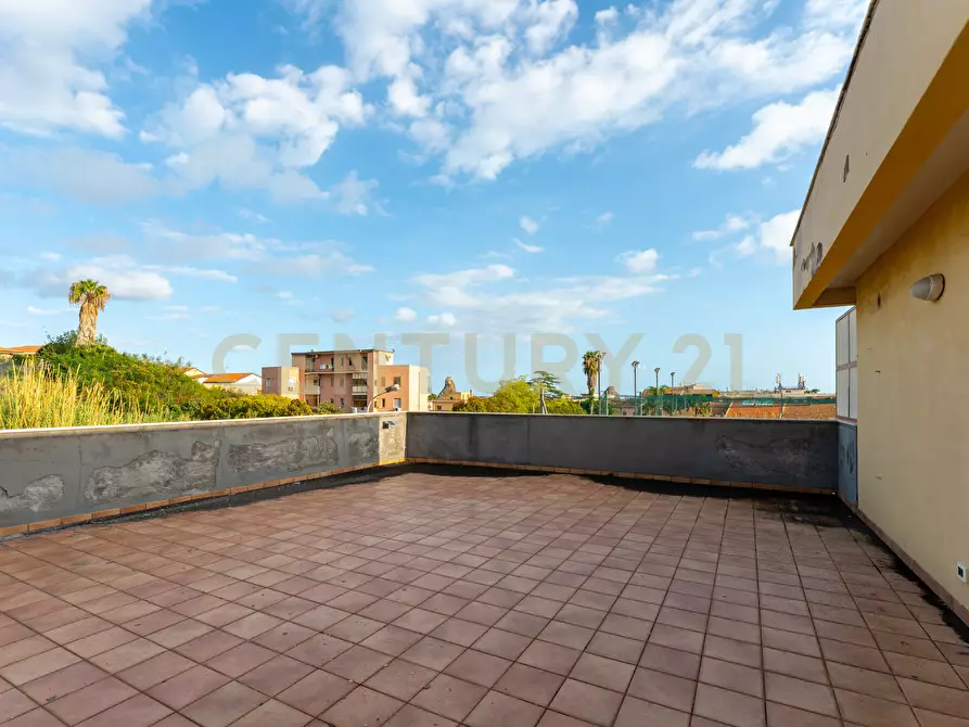 Immagine 29 di Showroom in vendita  in Via delle Scuole 1 a Aci Castello