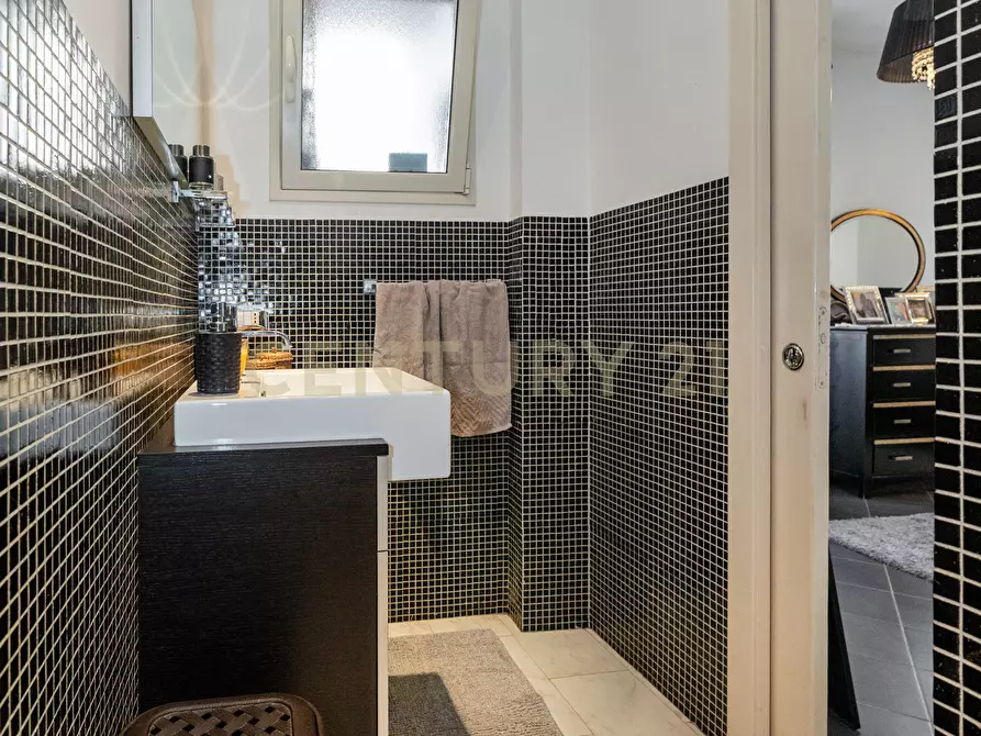 Immagine 12 di Quadrilocale in vendita  in Via Veglia 1 a Catania