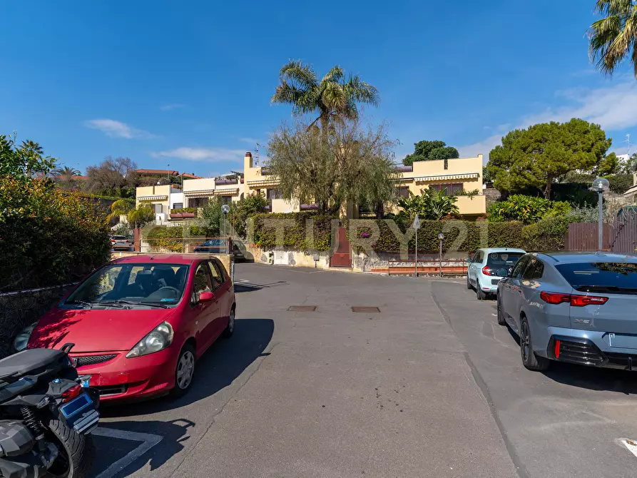 Immagine 3 di Villa in vendita  in Via Antonello da Messina 57 a Aci Castello