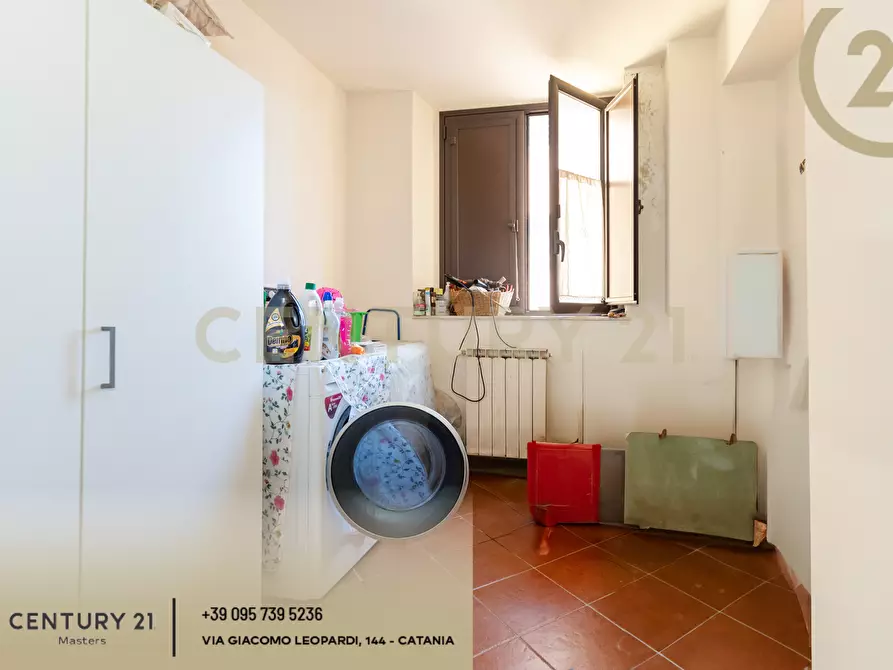 Immagine 109 di Pentalocale in vendita  in Via Etnea 196 a Catania