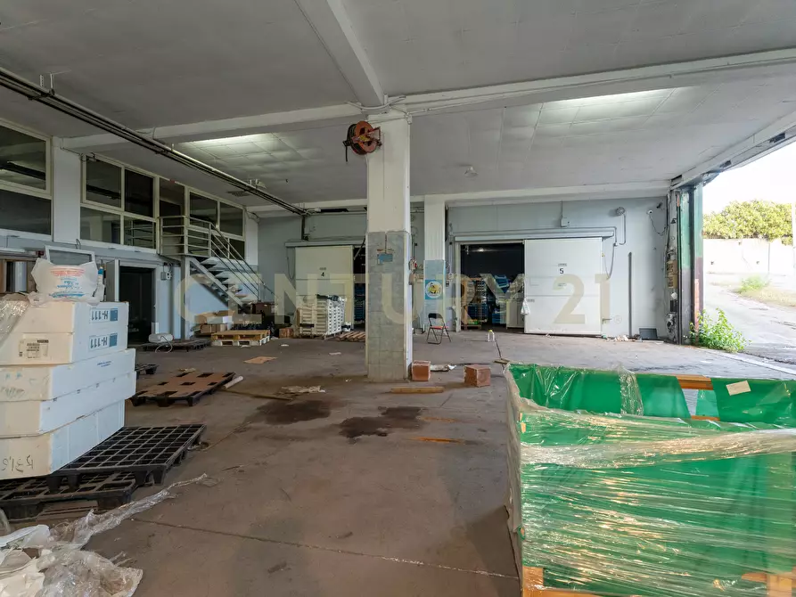 Immagine 73 di Showroom in vendita  in Via delle Scuole 1 a Aci Castello