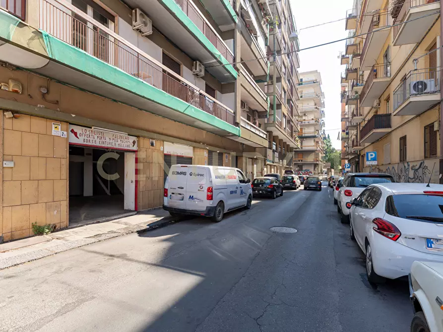 Immagine 2 di Locale commerciale in vendita  in Via Bronte 2l a Catania