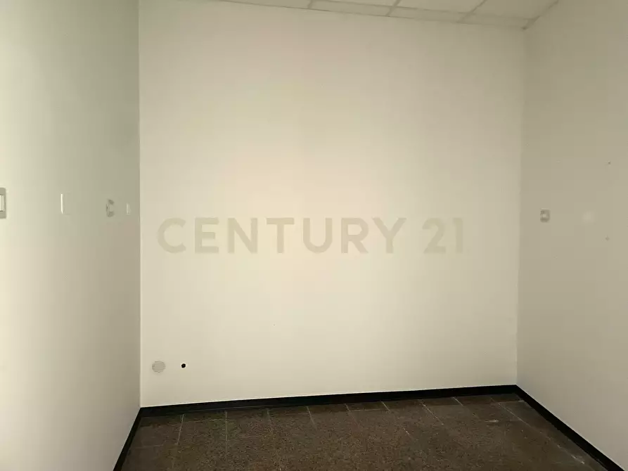 Immagine 30 di Locale commerciale in vendita  in Piazza Vittorio Emanuele a Nicolosi