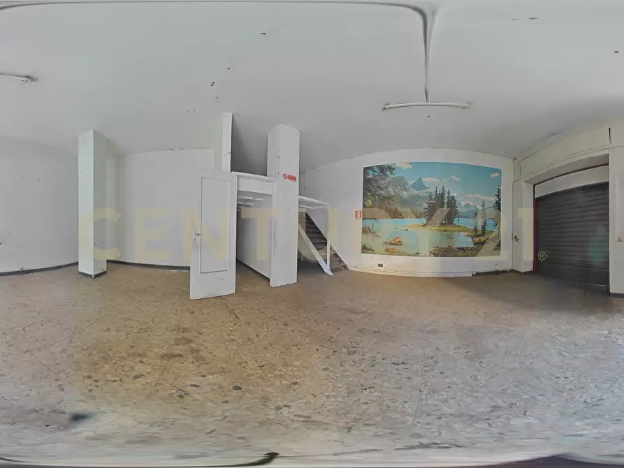 Immagine 31 di Locale commerciale in vendita  in Via Bronte 2 a Catania