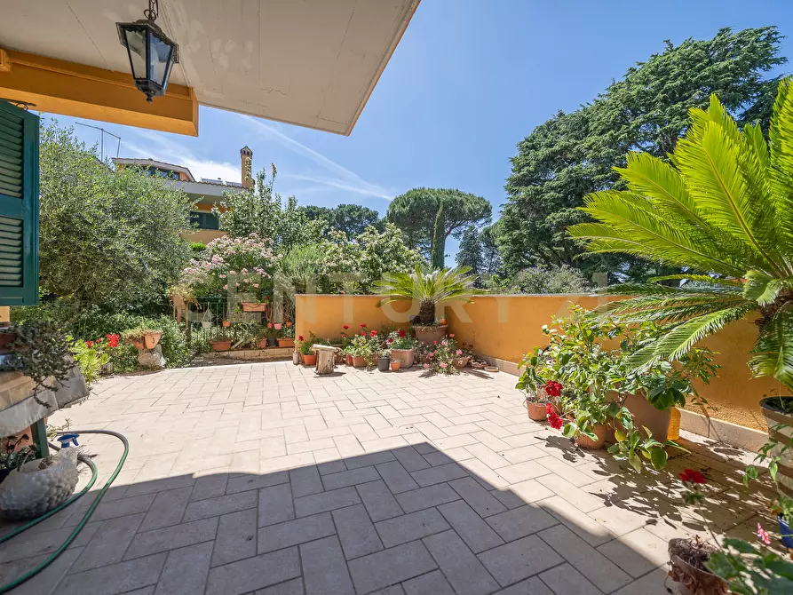 Immagine 1 di Villa in vendita  in Via dei Lecci 31 a Rocca Di Papa