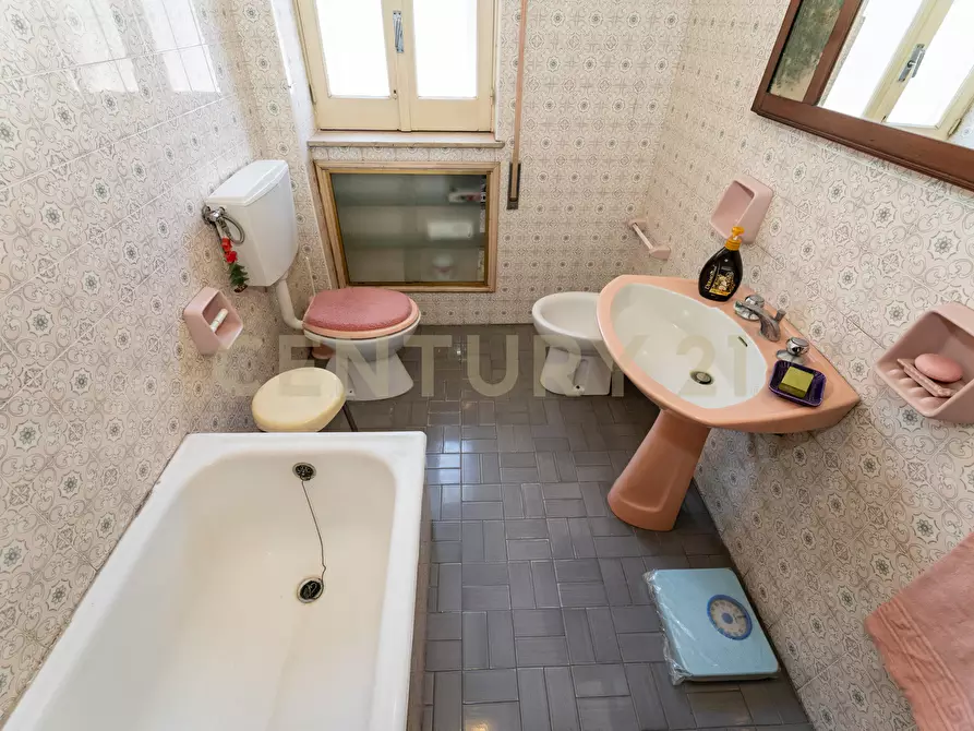 Immagine 41 di Pentalocale in vendita  in Via Redentore 15 a Catania
