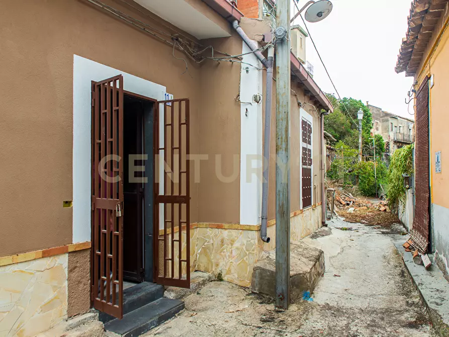 Immagine 1 di Casa indipendente in vendita  in Via Amalfi 7 a Motta Sant'anastasia