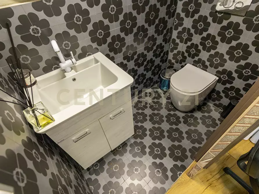 Immagine 25 di Locale commerciale in vendita  in Largo Rosolino Pilo 6 a Catania