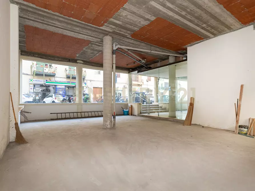 Immagine 24 di Locale commerciale in vendita  in Via Milano 85 a Catania
