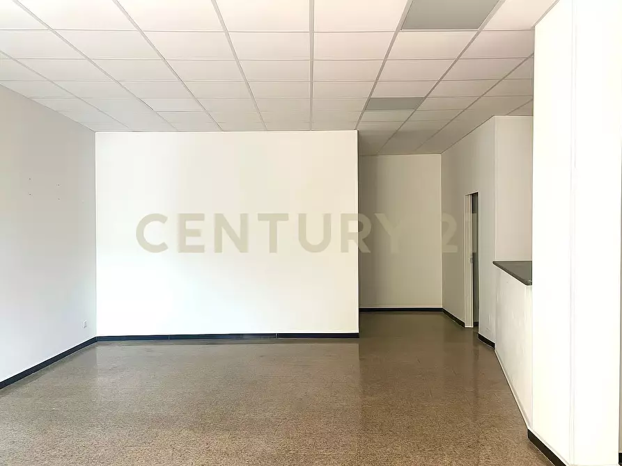 Immagine 16 di Locale commerciale in vendita  in Piazza Vittorio Emanuele a Nicolosi