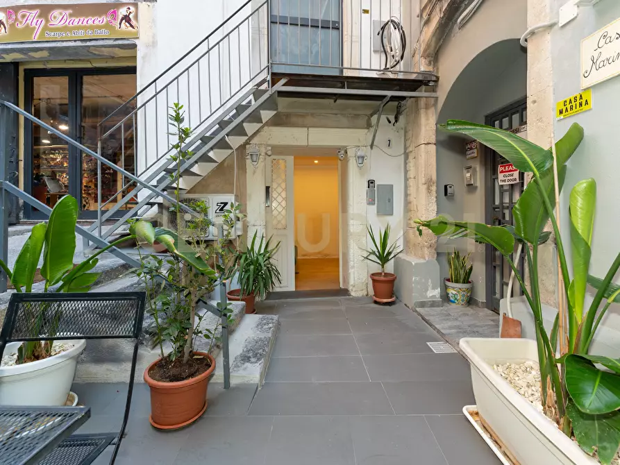 Immagine 1 di Pentalocale in vendita  in Via Alfieri 7 a Catania