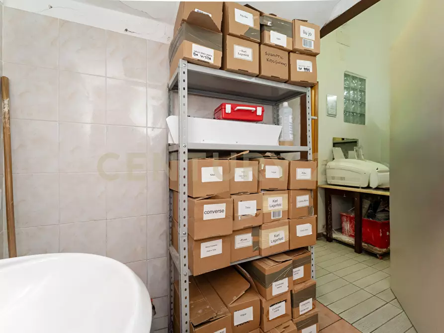 Immagine 8 di Locale commerciale in vendita  in Via Cibele 44 a Catania