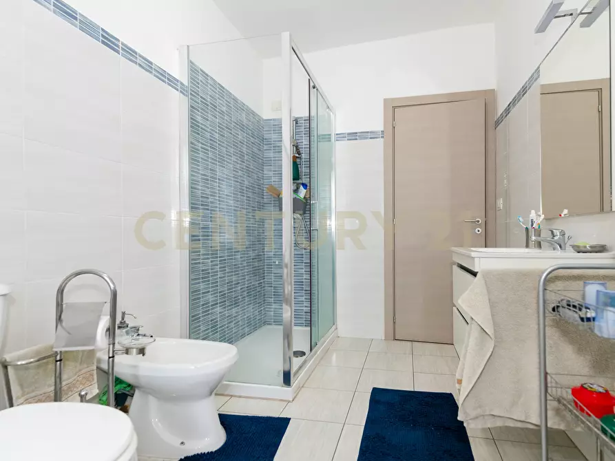 Immagine 21 di Pentalocale in vendita  in Via Recupero 38 a Catania