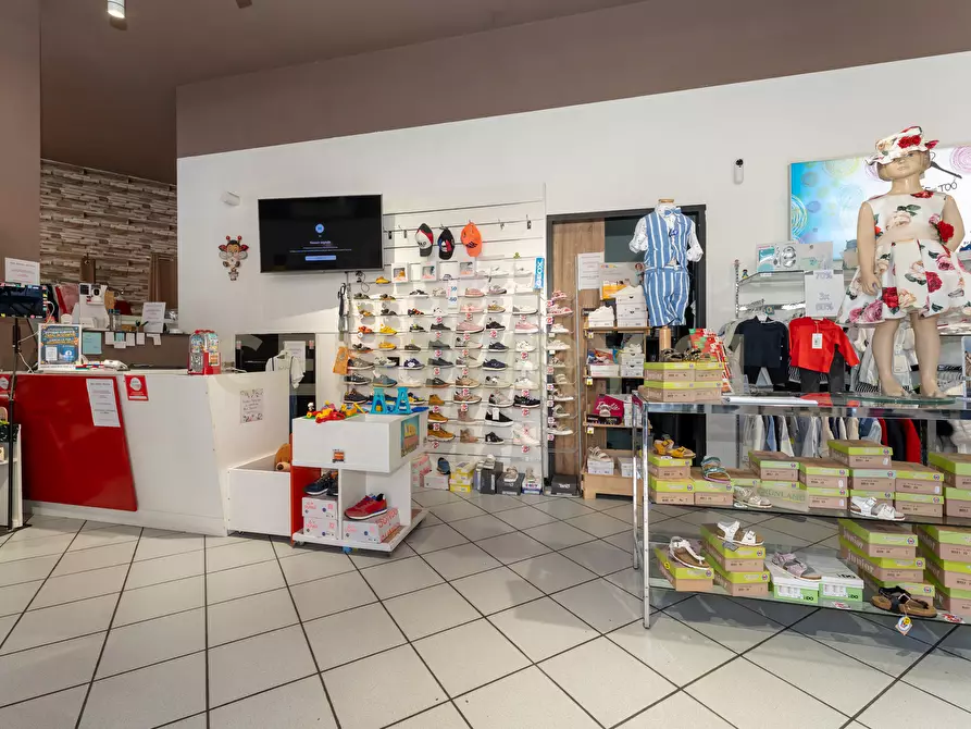 Immagine 8 di Attività commerciale in vendita  in Via Vittorio Emanuele 214 a Belpasso