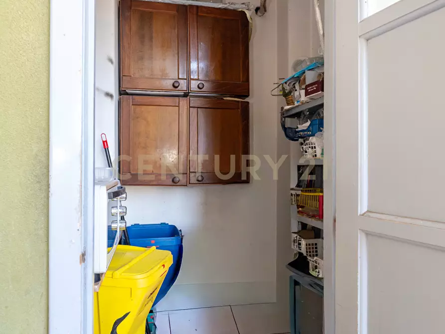 Immagine 29 di Pentalocale in vendita  in Via Fratelli Bandiera 13 a Gravina Di Catania