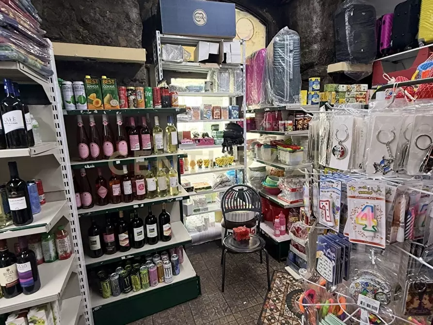 Immagine 9 di Locale commerciale in vendita  in Via Antonino di Sangiuliano 255 a Catania