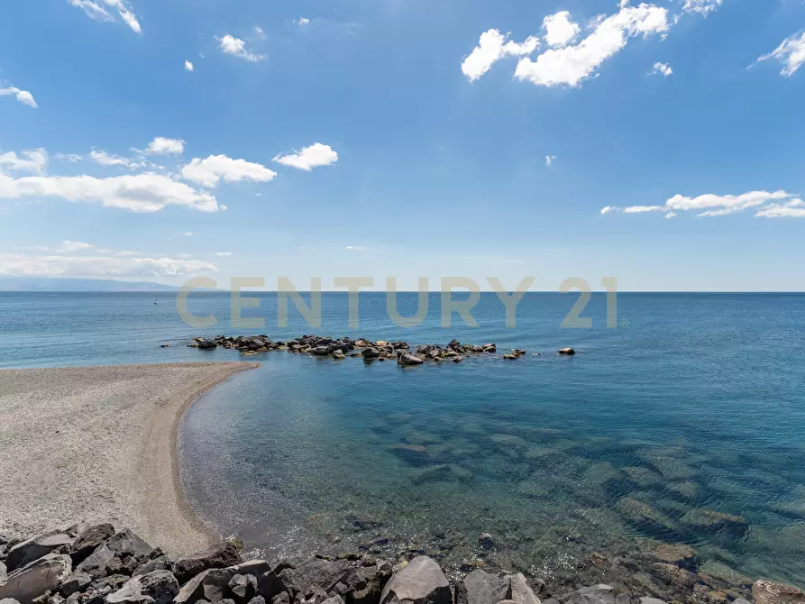 Immagine 3 di Bilocale in vendita  in Via Lungomare 2 a Sant'alessio Siculo