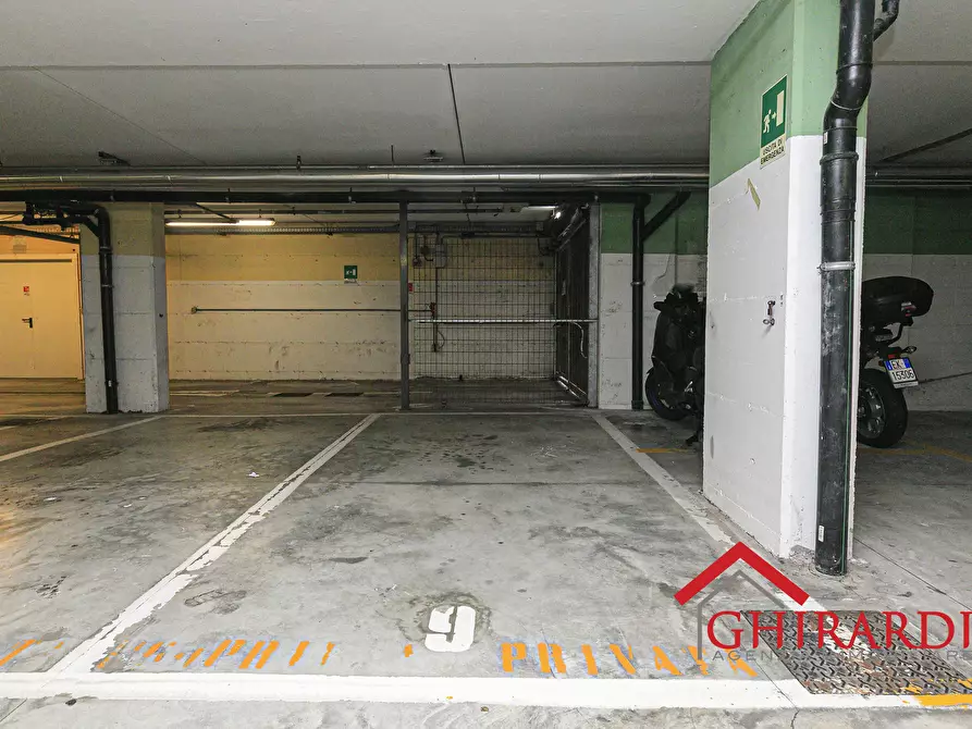 Immagine 9 di Garage in vendita  in Via Bombrini a Genova