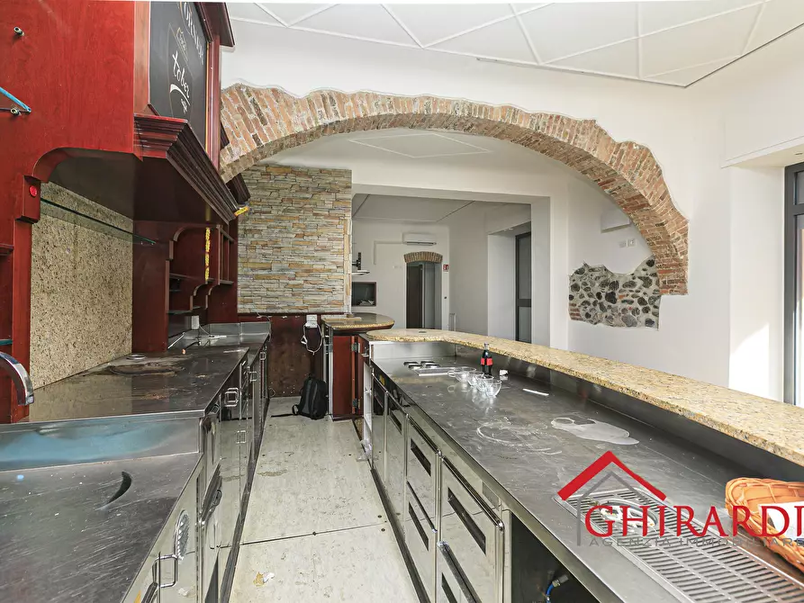 Immagine 15 di Locale commerciale in affitto  in Piazza Francesco Baracca 34r a Genova