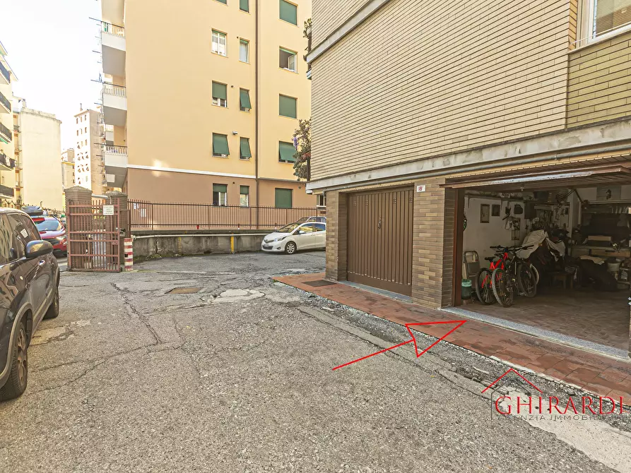 Immagine 1 di Garage in vendita  in PIAZZA SILVIO ARRIVABENE 8a a Genova