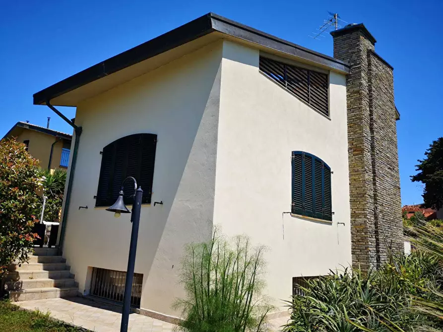 Immagine 21 di Villa in vendita  a Livorno