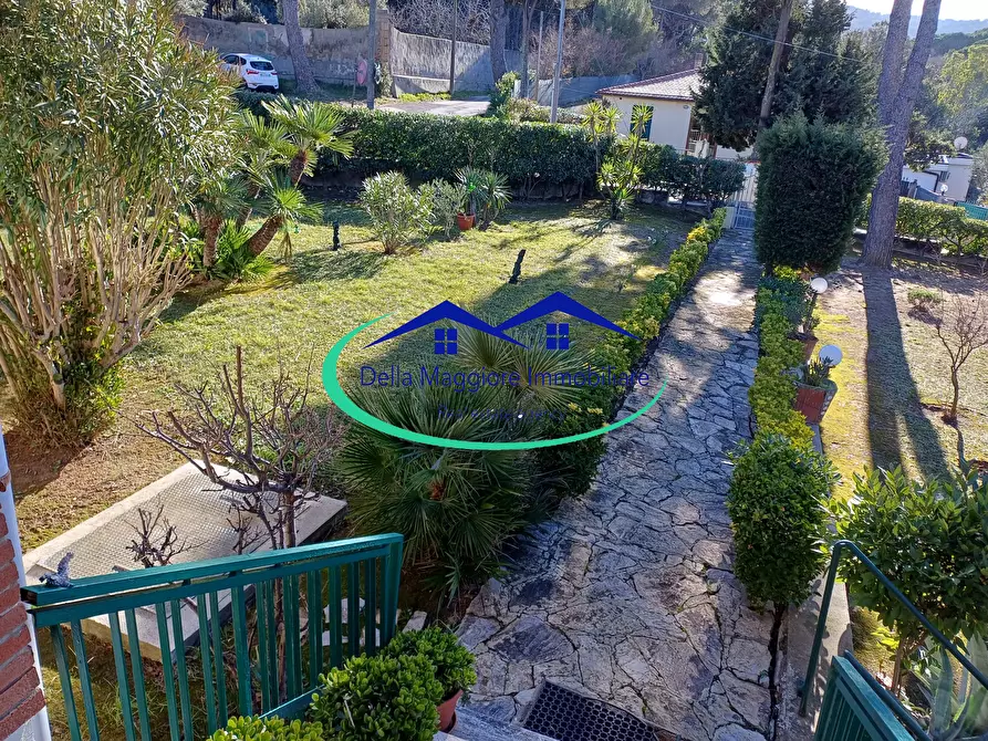 Immagine 38 di Villa in vendita  in via di montenero a Livorno