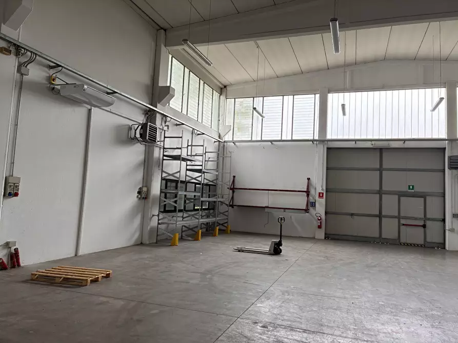 Immagine 2 di Capannone industriale in affitto  a Parma