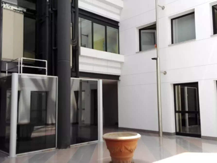 Immagine 2 di Ufficio in vendita  a Parma