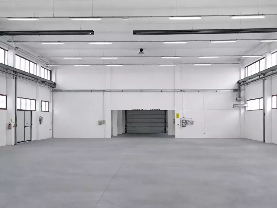 Immagine 2 di Attività artigianale in affitto  a Parma